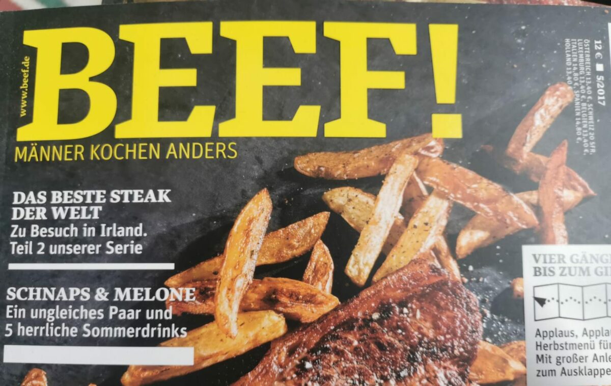 Foto vom Zeitungs-Cover einer BEEF-Zeitschrift mit dem großen Schriftzug "BEEF!" und Pommes auf schwarzem Hintergrund.